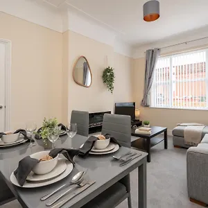 Large Cosy House - Free On Street Parking Holiday home